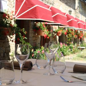 Profitez de la terrasse du Relais de la Blanche Hermine